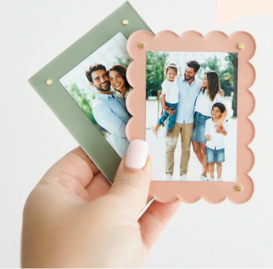 Personalized Scalloped Magnet Photo Frame – 3"x4" for 2"x3" Photos